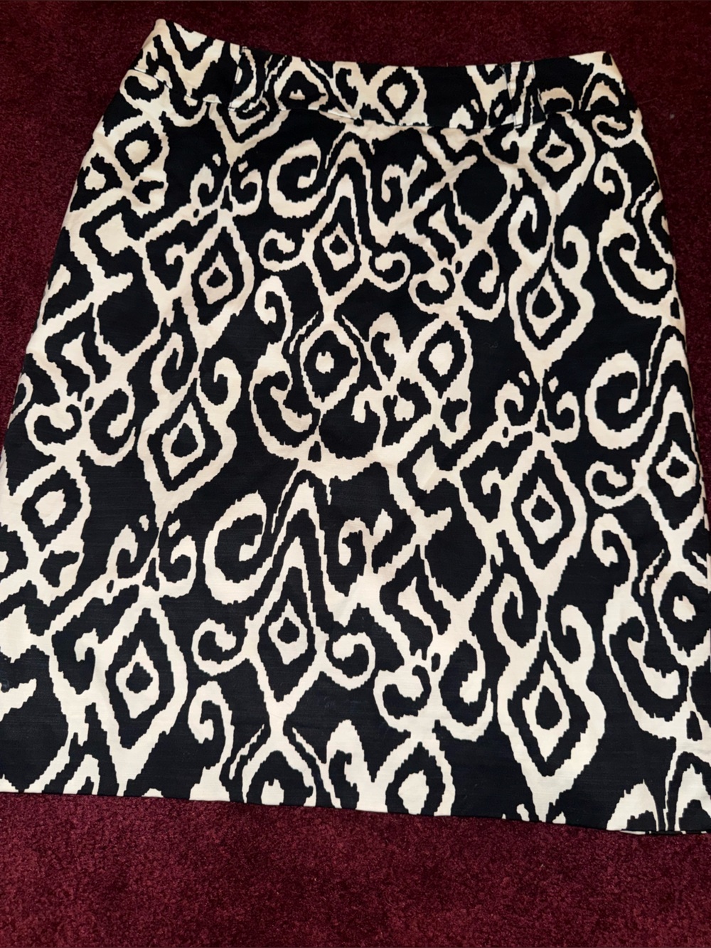 WHITE HOUSE BLACK MARKET Women's 10 Black & white swirls stretch pencil skirt
